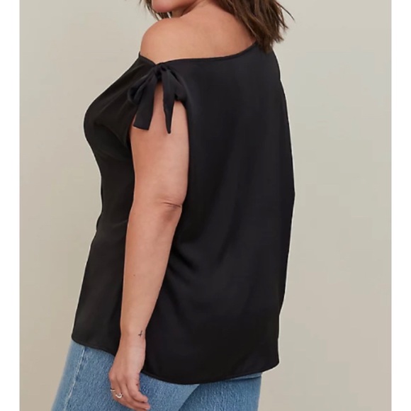 🆕 Black Satin Off Shoulder Top 3 3X 22 24 NWT Torrid New! - Picture 4 of 6